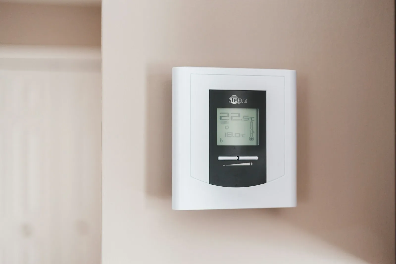 Smart thermostat displaying 19.5 degrees